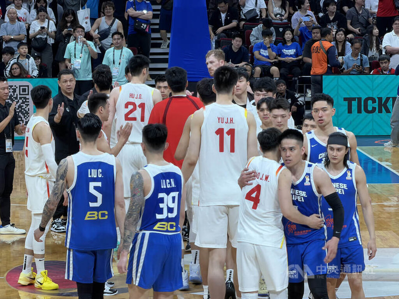 台灣男籃1日在馬尼拉舉行的世界盃男籃亞洲區資格賽，以93比100不敵中國隊。圖為賽後雙方球員握手及擁抱，展現運動精神。中央社記者林行健馬尼拉攝　115年3月1日