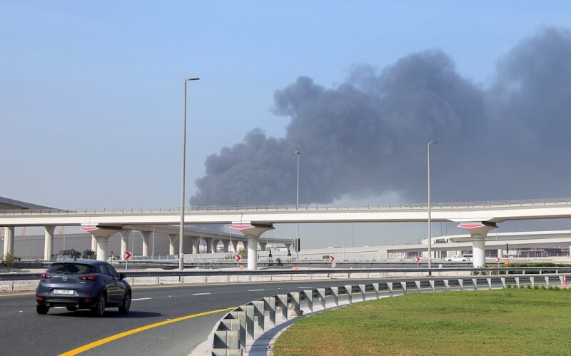 杜拜傑伯阿里港1日冒出陣陣黑色濃煙。（路透社）