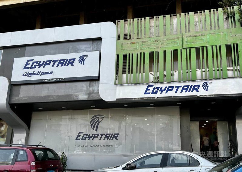 為因應28日美以對伊朗的空襲行動，以及伊朗在中東海灣國家反擊美軍基地造成的多國領空關閉，埃及航空緊急宣布暫停13個中東目的地航班，直至另行通知。中央社記者施婉清開羅攝 115年3月1日