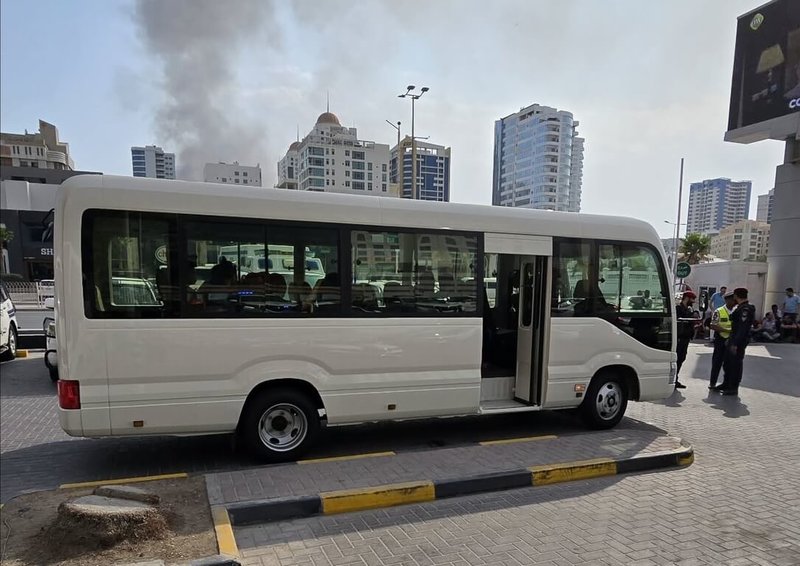 伊朗28日遭到空襲後展開報復,巴林政府表示,美國海軍第五艦隊的總部遭到1枚飛彈攻擊。圖為巴林政府派巴士接民眾去避難。(P姓業者提供)中央社記者鍾佑貞華盛頓傳真 115年3月1日
