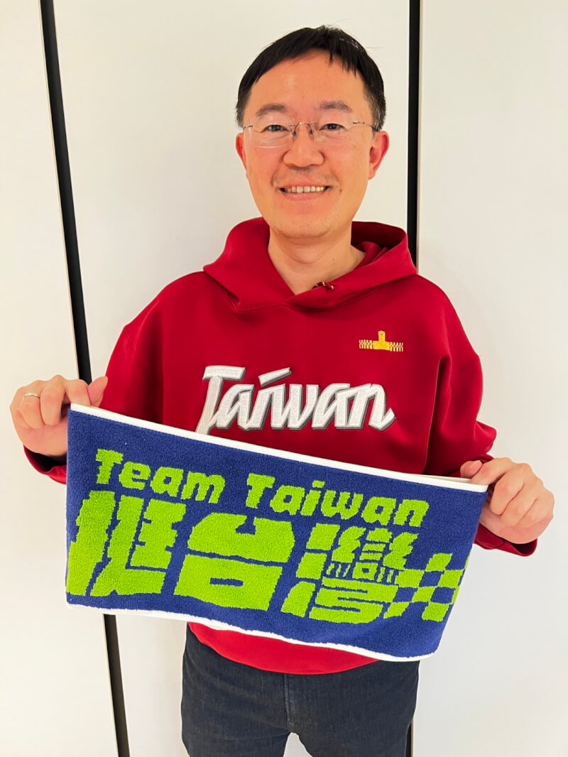 世界棒球經典賽（WBC） 即將點燃戰火，民進黨立委李坤城帶著紅、黑兩色「Team Taiwan」帽T及「Team Taiwan」應援毛巾，預計6日飛往日本，幫台灣選手加油。（李坤城提供）中央社記者王揚宇傳真　115年3月1日