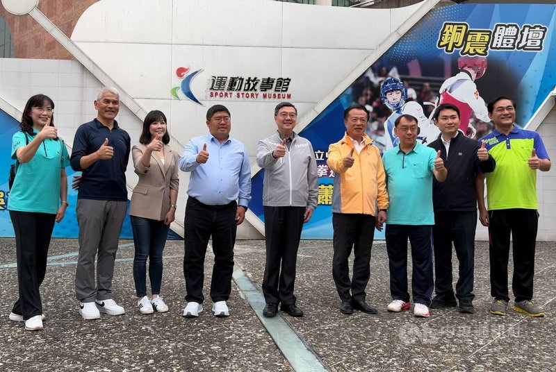 行政院長卓榮泰（左5）1日參訪中正大學體育館談到美伊開火時說，政府已啟動緊急應變機制，確保在該地區國人的安全。右4為嘉義縣長翁章梁、右2民進黨立委陳冠廷、左4民進黨立委蔡易餘。中央社記者蔡智明攝　115年3月1日