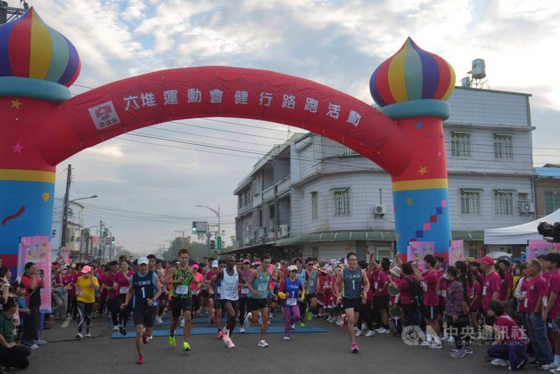 六堆健行路跑活動上午7時鳴槍起跑,超過2000名跑者熱血啟程,為第61屆六堆運動會揭開序幕。中央社記者黃郁菁攝 115年3月1日