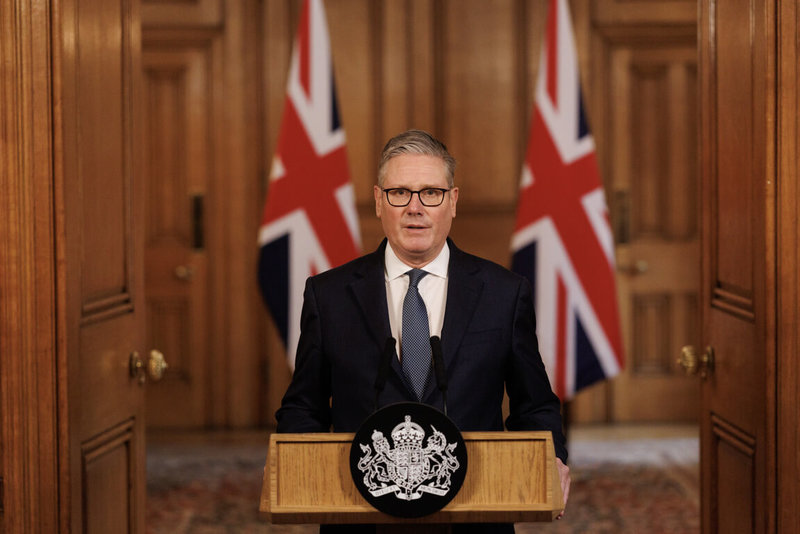 英國首相施凱爾於倫敦時間28日下午就中東情勢發表談話，呼籲伊朗停止攻擊區域內其他國家、放棄武器發展計畫，重返談判桌。（英國首相府提供）中央社記者陳韻聿倫敦傳真　115年2月28日