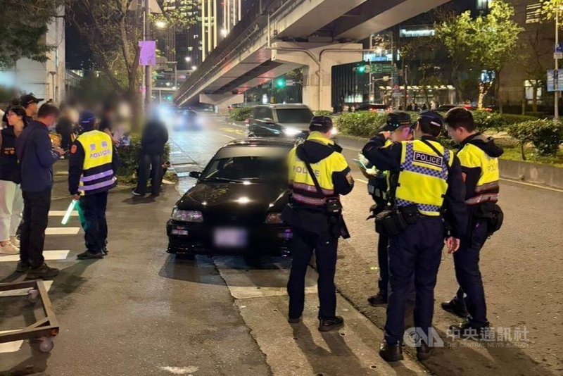 藝人王陽明2月28日在台北南港車聚，活動現場聚集逾百輛跑車，影響交通車流，警方動員警力到場疏導，共計取締53件交通違規。（翻攝照片）中央社記者黃麗芸傳真 115年3月1日