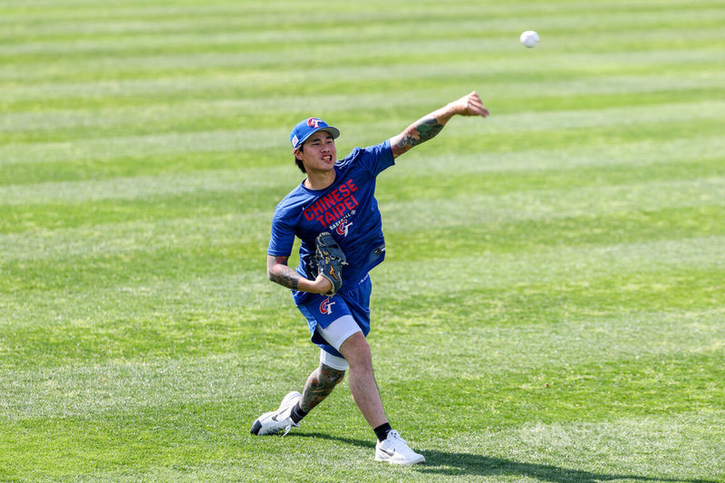 旅美亞利桑那響尾蛇投手林昱珉（圖）1日在日本宮崎SOKKEN球場加入WBC台灣隊訓練，他透露今年增重約5公斤，肌肉量提高、球速變快，目前重點在調整控球；被問起是否有望扛首戰對澳洲先發，他則笑說：「都有可能」。中央社記者王騰毅宮崎攝  115年3月1日