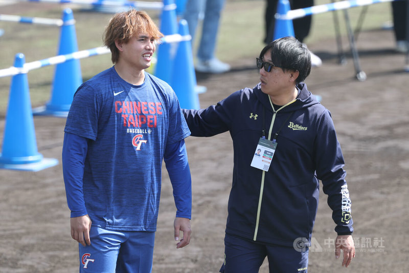 世界棒球經典賽（WBC）台灣隊1日在宮崎SOKKEN球場練球，投手張奕（左）回到熟悉的地方，先跟歐力士前隊友、教練打招呼。中央社記者王騰毅宮崎攝  115年3月1日
