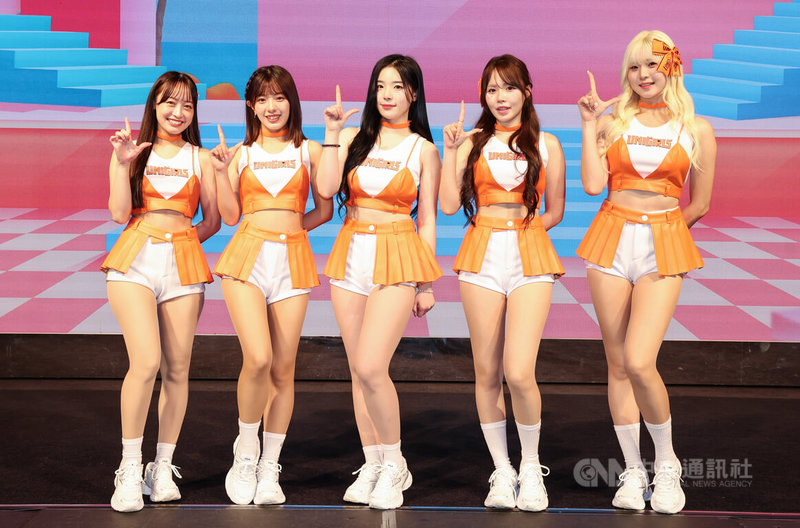 中職統一獅隊專屬啦啦隊Uni Girls 1日在台北舉辦2026新球季發表會，韓籍成員趙娟週（中）、文慧真（右2）、安惠志（右1），日籍成員Nozomi（左2）、Chihiro（左1）也將在新球季持續和球迷見面。中央社記者張新偉攝　115年3月1日