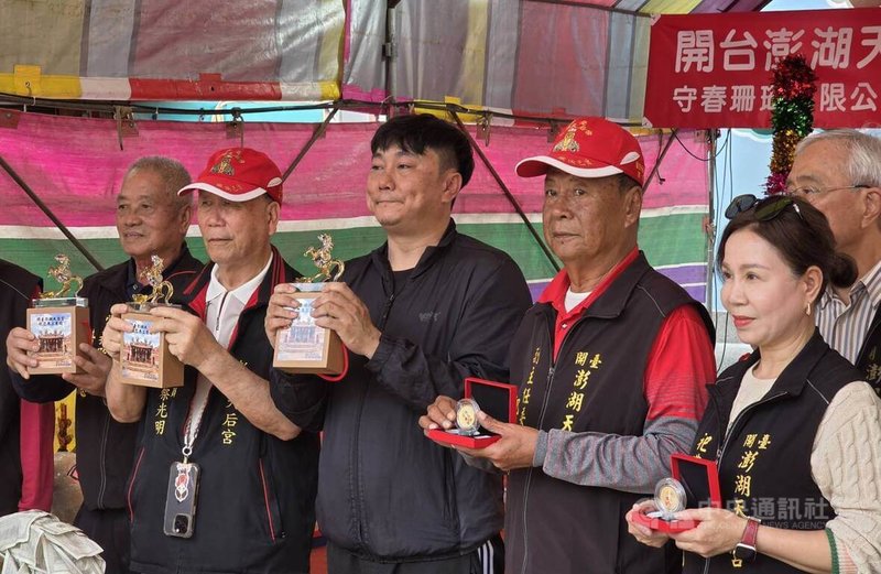 元宵乞龜活動，澎湖各宮廟陸續登場，國定古蹟澎湖天后宮今年除了大米龜外，1日更發表自3日起推出擲琉璃馬、金幣與獎學金等盛事，期盼為元宵乞龜活動帶來更多的人潮。中央社  115年3月1日