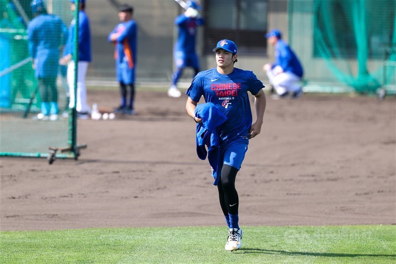 世界棒球經典賽台灣隊1日到日本宮崎SOKKEN棒球場練球備戰，旅美好手林維恩（前）透露練球狀況，他表示主要在調整變速球和曲球的手感。 中央社記者王騰毅宮崎攝 115年3月1日