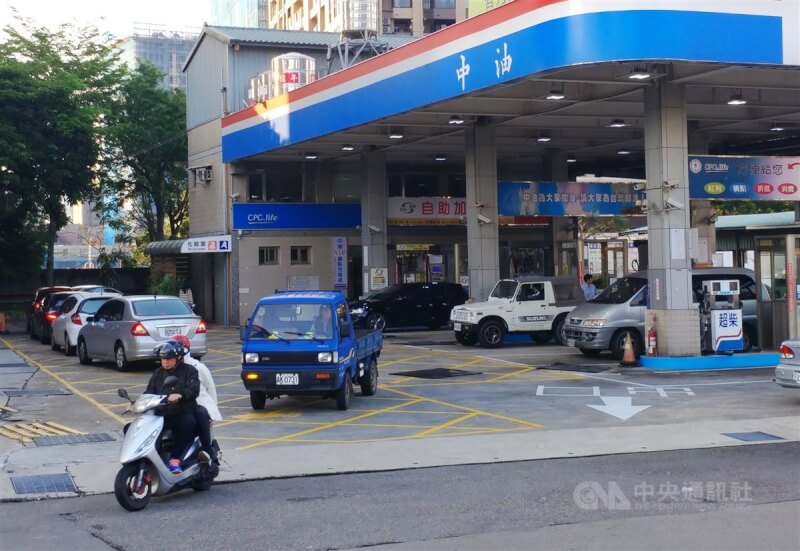 中油宣布，2日凌晨零時起汽、柴油各調漲新台幣0.2元及0.4元。（中央社檔案照片）