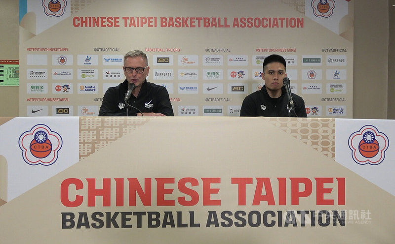 台灣男籃1日在馬尼拉舉行的世界盃男籃亞洲區資格賽，以93比100不敵中國隊。圖為台灣隊總教練圖齊（左）與隊長陳盈駿（右）出席賽後記者會。中央社記者林行健馬尼拉攝　115年3月1日