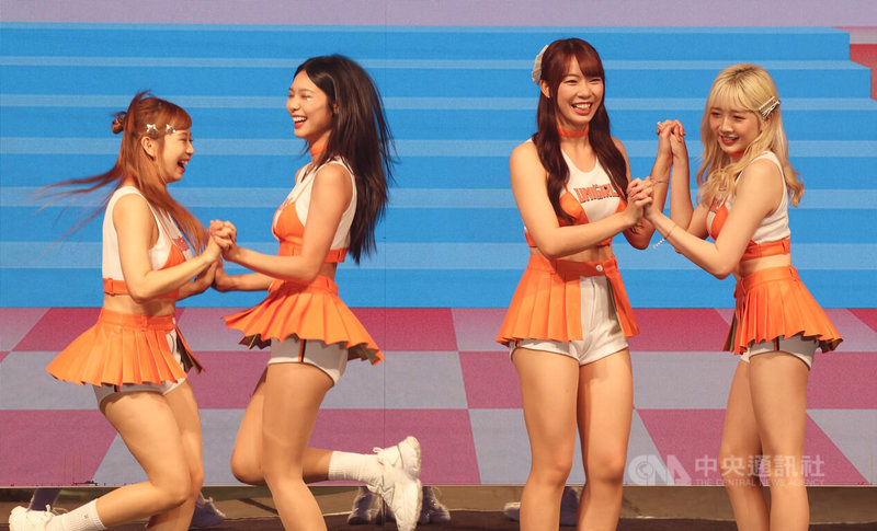 中職統一獅隊專屬啦啦隊Uni Girls 1日在台北舉辦2026新球季發表會，今年UG隊長由MAGGIE（右2）接任，JOY（左2）擔任副隊長，會中與原任隊長YUKI（右1）副隊長賴賴（左1）交接。中央社記者張新偉攝　115年3月1日