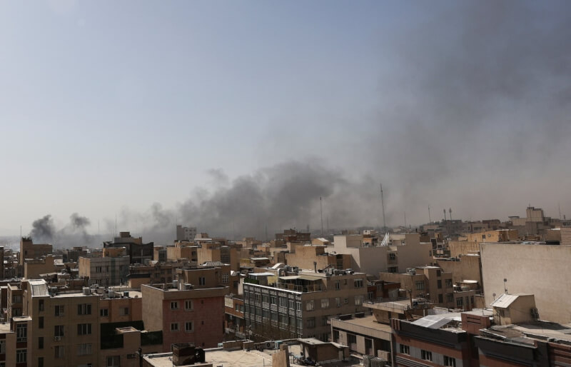 美國及以色列2月28日空襲伊朗，德黑蘭發生爆炸，濃煙滾滾。（West Asia News Agency via 路透社）