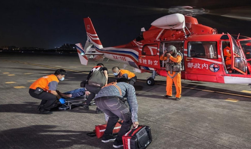 內政部空中勤務總隊1日表示，為避免空中緊急醫療後送發生空窗情形，經強化夜間航行量能，已可支援執行次離島夜間緊急醫療轉診勤務。（空勤總隊提供）中央社記者黃麗芸傳真　115年3月1日
