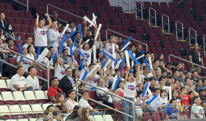 世界盃男籃亞洲區資格賽1日在馬尼拉上演台灣男籃出戰中國隊，近百名旅菲台灣人到場為台灣隊加油。圖為台灣隊進球，台灣球迷高聲歡呼。中央社記者林行健馬尼拉攝　115年3月1日