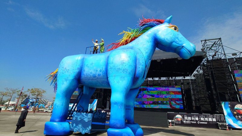 紙風車劇團客家親子劇「雨馬」將在2026台灣燈會表演6場，1日舉行記者會，嘉義縣長翁章梁（馬背上，左）攀登「雨馬」巨型裝置，從高處呼喊「大家要來看燈會」。中央社記者蔡智明攝　115年3月1日