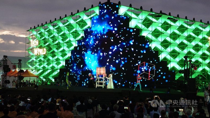 「2026台灣燈會TECH WORLD館」1日開幕，經濟部強調TECH WORLD從日本回嘉義，加長、加高更有看頭。中央社記者蔡智明攝　115年3月1日