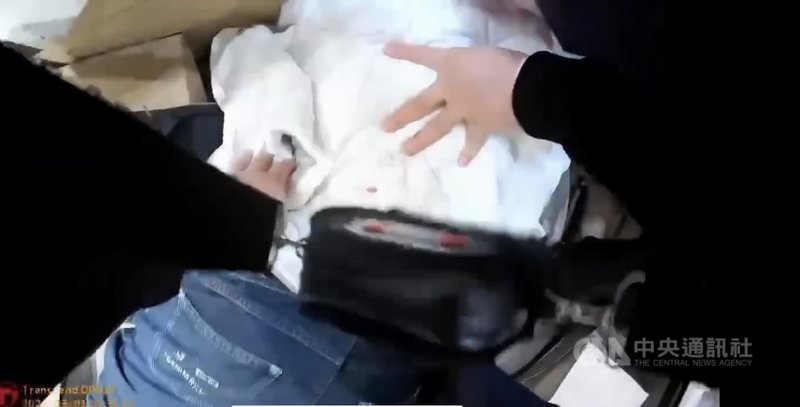 北市程姓男子（穿白衣遭壓制者）1日誤以為遭櫃姐嘲笑，竟徒手攻擊2名櫃姐，警方依傷害罪偵辦。（翻攝照片）中央社記者黃麗芸傳真　115年3月1日