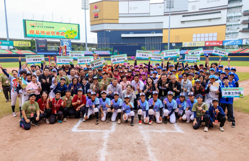 圖為2025台灣女子棒球聯賽閉幕，副總統蕭美琴（第2排中）、台灣女子棒球運動推廣協會榮譽理事長吳思瑤（第2排右7）等人與球員合影。（圖取自facebook.com/TWBAA.public）