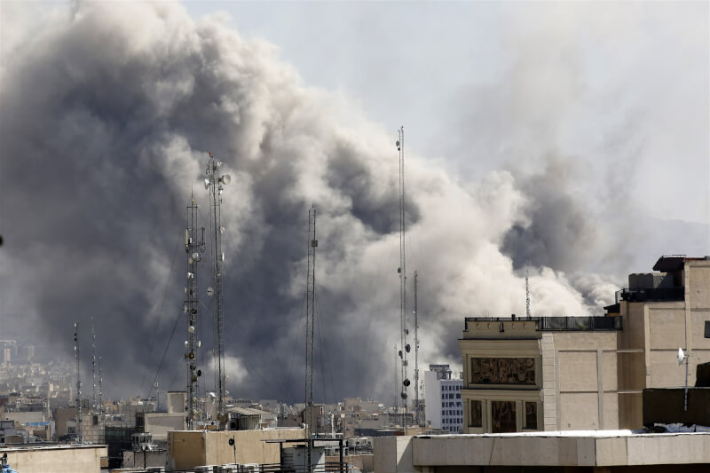 美國1日持續空襲伊朗，德黑蘭天空冒滾滾濃煙。（安納杜魯新聞社）