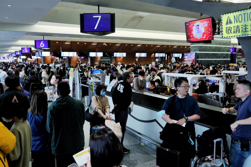 桃園國際機場一、二航廈1日早上發生報到系統全面當機事故,各個櫃檯前旅客們大排長龍。中央社記者吳睿騏桃園機場攝 115年3月1日