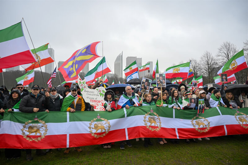 圖為海外伊朗人2月28日在荷蘭海牙抗議伊朗政權。（安納杜魯新聞社）