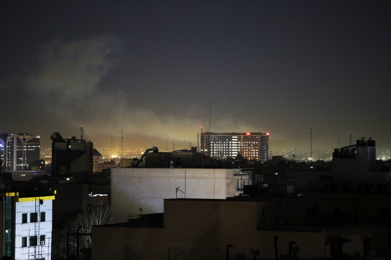 以色列軍隊對伊朗發動史上最大規模空襲。圖為伊朗首都德黑蘭建築物冒出濃煙。（安納杜魯新聞社）