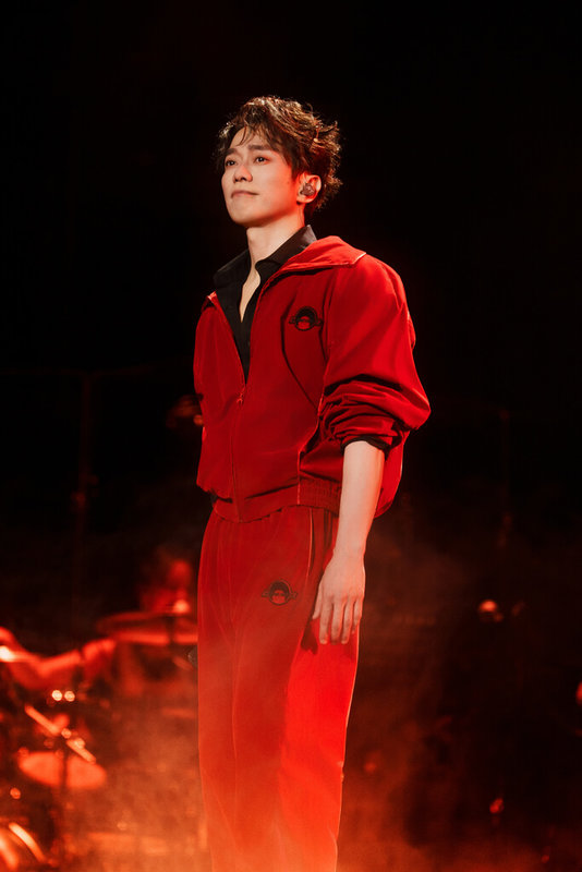 歌手張棟樑上月28日在澳門人綜藝館為巡演「第二十一個故事」畫下句點，換上全身紅服裝自稱是送給歌迷的紅包。（張棟樑第二十一個故事巡演官方提供）中央社記者王心妤傳真　115年3月1日