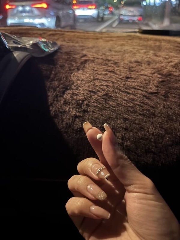 有民眾2月28日晚間在新竹縣竹北市1處停車場，遭不明男子敲打車窗問話，並朝車內撒了1把BB彈，不久後還持BB槍射擊車輛。警方獲報到場逮人，確認有多車遭攻擊。（民眾提供）中央社記者魯鋼駿傳真　115月3月1日