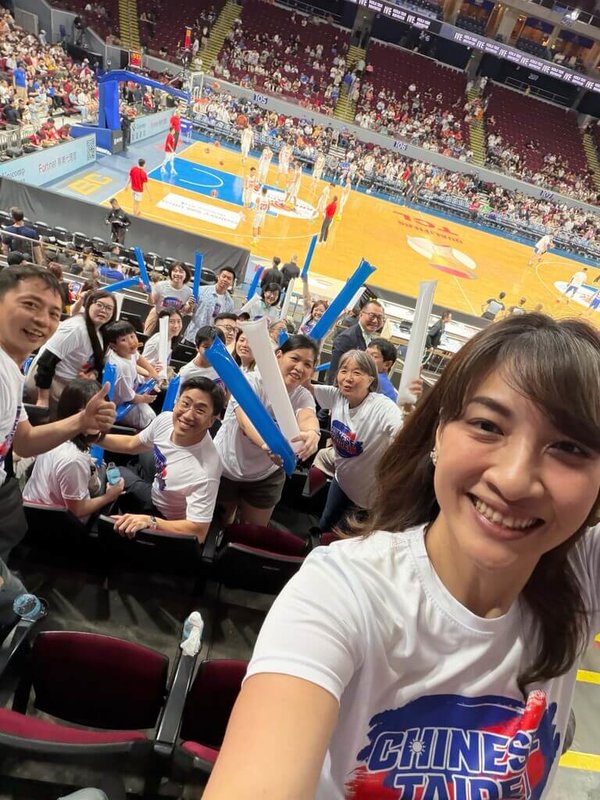 台灣男籃1日在世界盃男籃亞洲區資格賽遭遇中國隊,約百名旅居菲律賓的台灣人發揮創意,將國旗元素巧妙「穿」在身上,以行動為台灣隊集氣。(謝佳蓁提供)中央社記者林行健馬尼拉傳真 115年3月1日