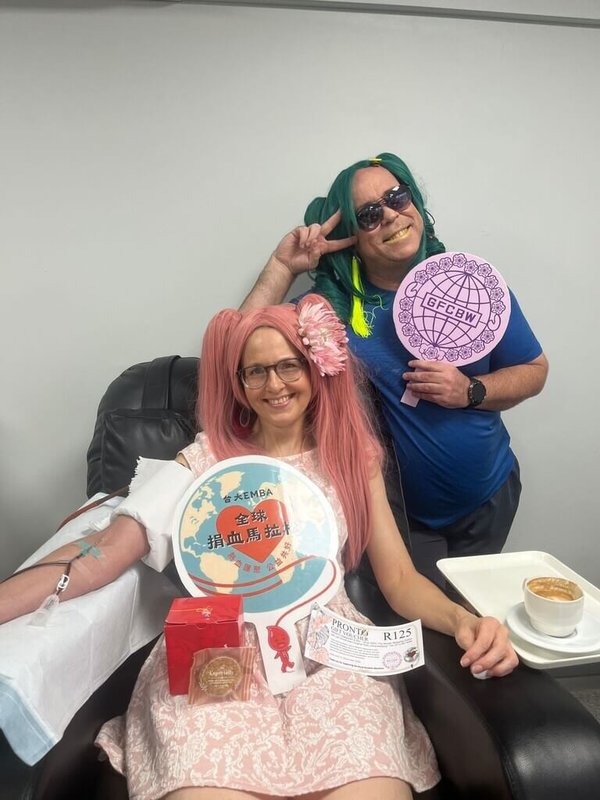 「全球捐血馬拉松:南非站」公益活動中,有民眾戴上假髮變裝,用參加嘉年華的心情,開心來捐血。(世華南非分會提供)中央社記者李依璇約翰尼斯堡傳真 115年3月1日