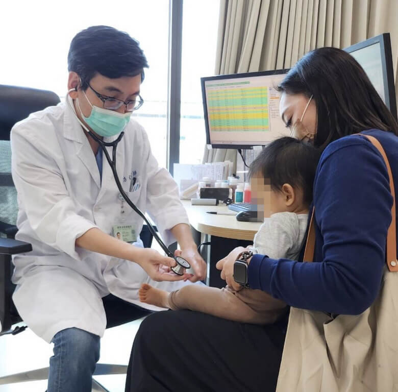 屏東縣政府整合縣內醫療資源，建構平日兒科門診、幼兒專責、夜間與假日急診的兒科照護體系，24小時照護不中斷網絡，讓屏東的孩子都能獲得即時且完善醫療照護。（屏東縣政府提供）中央社記者李卉婷傳真　115年3月1日