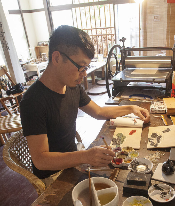 熱愛創作的周見信透過筆墨把心中的故事記錄下來,希望感動全世界。(周見信提供)中央社記者程愛芬溫哥華傳真 115年3月1日