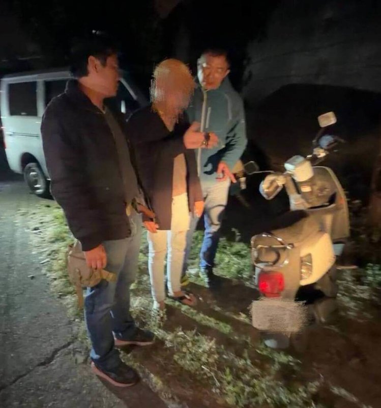 南投埔里鎮2月發生多起汽機車竊案，警方循線逮捕涉案陳男，警方指出，光頭的陳男行竊時擔心被認出，行竊時戴上假髮，男子坦承曾偷了4輛汽車、2輛機車，詢後被依竊盜罪嫌送辦。（警方提供）中央社記者吳哲豪傳真　115年3月1日