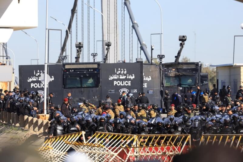 伊拉克民眾1日試圖闖入「綠區」示威,安全部隊隨即集結巡邏。(路透社)