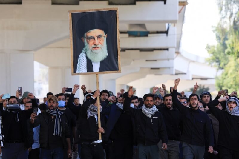 伊朗最高領袖哈米尼死於空襲後，伊拉克民眾1日試圖闖入首都巴格達戒備森嚴的「綠區」示威。（路透社）