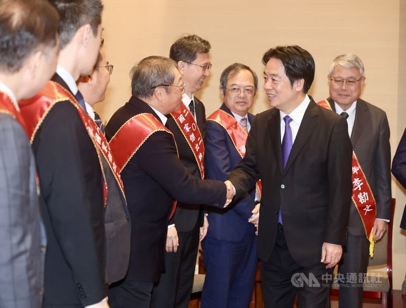 總統賴清德（前右）2日在總統府接見第19屆「國家卓越成就獎」、第10屆「國家傑出執行長獎」、第4屆「國家非營利組織總經理獎」、2025「國家傑出總經理獎」、2025「國家傑出台商總經理獎」暨第43屆「國家傑出經理獎」得獎人，並逐一握手致意。中央社記者張皓安攝　115年3月2日