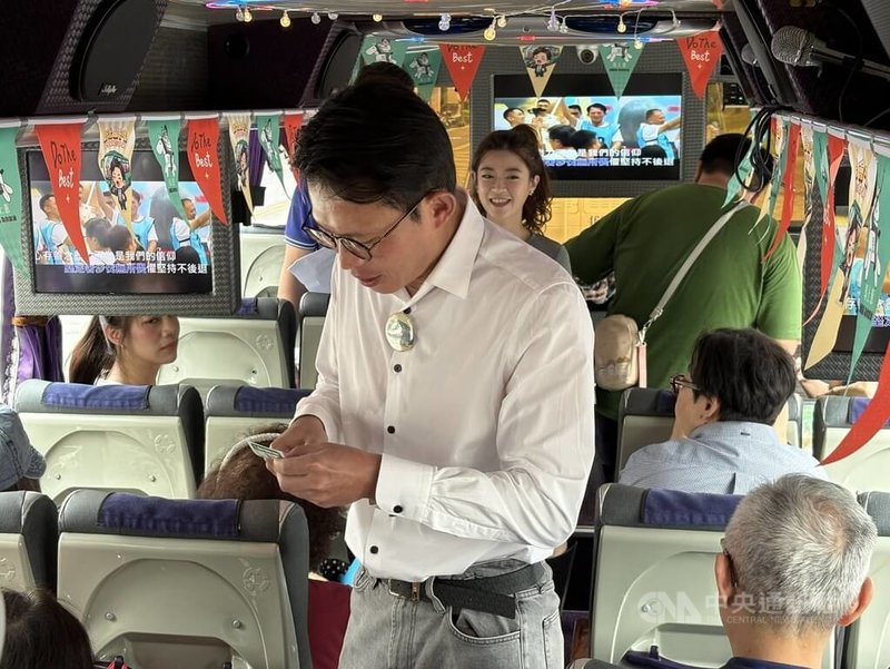 台灣民眾黨新北市長參選人黃國昌（中）主辦「金嗓大賽」，歡唱巴士2日啟動巡迴，邀滿60歲長者高歌，角逐歌王、歌后，黃國昌在遊覽車上化身剪票員與長者互動。中央社記者曹亞沿攝　115年3月2日