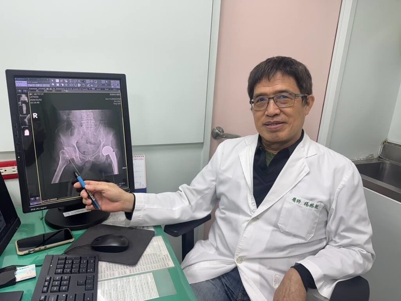 台中市澄清醫院平等院區骨科醫師楊琳敏2日提醒，股骨頸骨折可能因神經牽涉痛覺，讓病患感覺疼痛集中在膝關節，導致真正傷勢被忽略，應進一步檢查髖部，以免延誤後續治療。（醫院提供）中央社記者郝雪卿傳真  115年3月2日