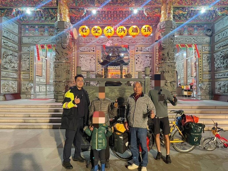 法籍民眾一家3口來台單車遊，第7天抵達台中市龍井區時因體力不支加上無處落腳尋求警方協助，警方幫忙找到廟埕讓這一家人暫宿。（民眾提供）中央社記者趙麗妍傳真 115年3月2日