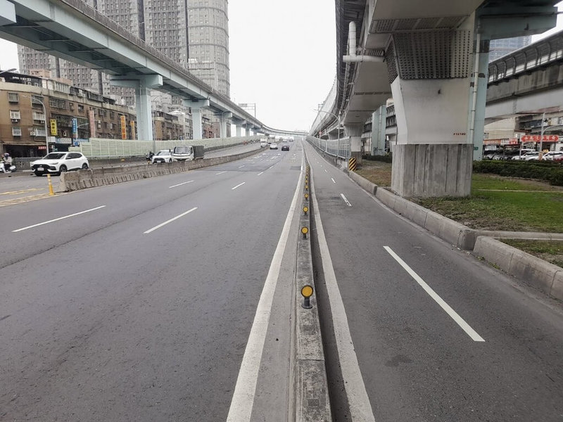 為提升大漢橋機車行車安全並改善車流順暢度，新北市工務局2日表示，10日起將動工拆除機慢車專用道分隔島，預計每天晚間10時至翌日上午6時施工。（新北市工務局提供）中央社記者王鴻國傳真　115年3月2日