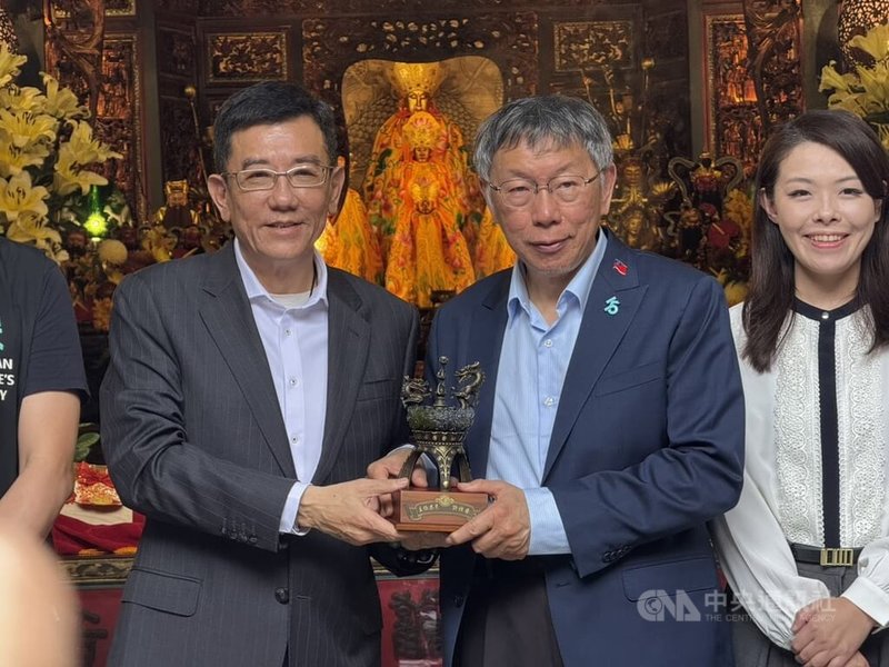 台灣民眾黨創黨主席柯文哲（右2）2日到新竹市竹蓮寺參香，拜會竹蓮寺主委、國民黨籍新竹市議長許修睿（右3）。右為新竹市長高虹安。中央社記者魯鋼駿攝　115年3月2日