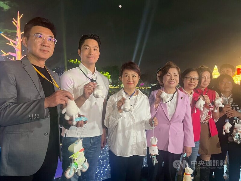 台中市長盧秀燕（左3）2日晚間與來訪的台北市長蔣萬安（左2）一同參訪2026中台灣燈會，並致贈蔣萬安「姆明」吊飾與小提燈作為紀念，立法院副院長江啟臣（左）、國民黨立委楊瓊瓔（左4）也出席。中央社記者郝雪卿攝　115年3月2日