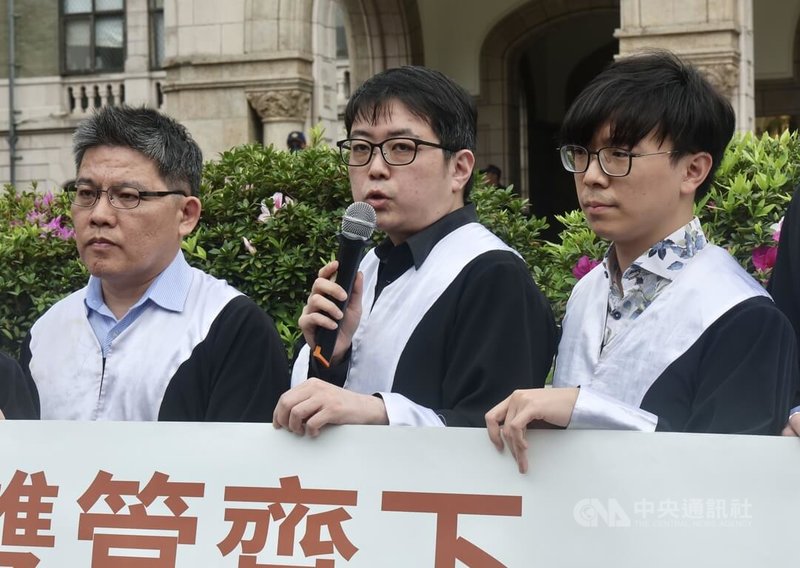 台灣光寰協會與釋憲案律師團2日在台北舉行記者會，對憲法法庭「兒少性侵案追訴權時效」釋憲案，台灣光寰協會理事長蔡尚謙（中）表示，希望大法官能夠聽到倖存者的心聲，納入多元意見鑑定人，以及公開的言詞辯論。中央社記者張皓安攝　115年3月2日