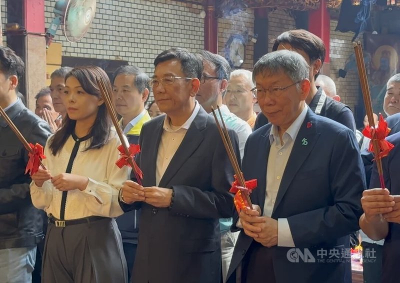 台灣民眾黨創黨主席柯文哲(前右)2日下午到新竹市竹蓮寺參香祈福,新竹市議長許修睿(前中)及新竹市長高虹安(前左)等人陪同。中央社記者魯鋼駿攝 115年3月2日