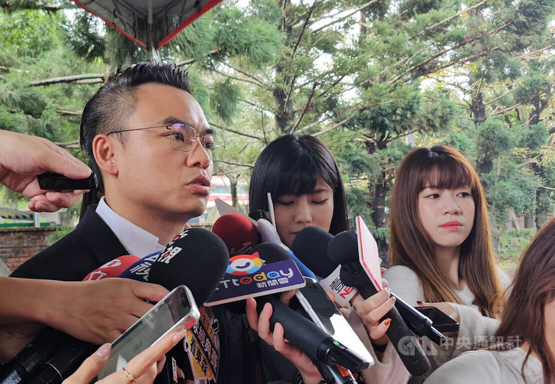 國民黨立委洪孟楷（左）2日受訪時表示，黨版國防特別條例草案6日前會提出，目前版本都還在做最後的收納。中央社記者王鴻國攝　115年3月2日