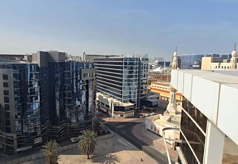 杜拜台商吳天麟在杜拜的住所大樓，就在受美伊開火衝擊的杜拜國際機場旁。圖為住所大樓視角的窗外景觀。（吳天麟提供）中央社記者施婉清開羅傳真 115年3月2日