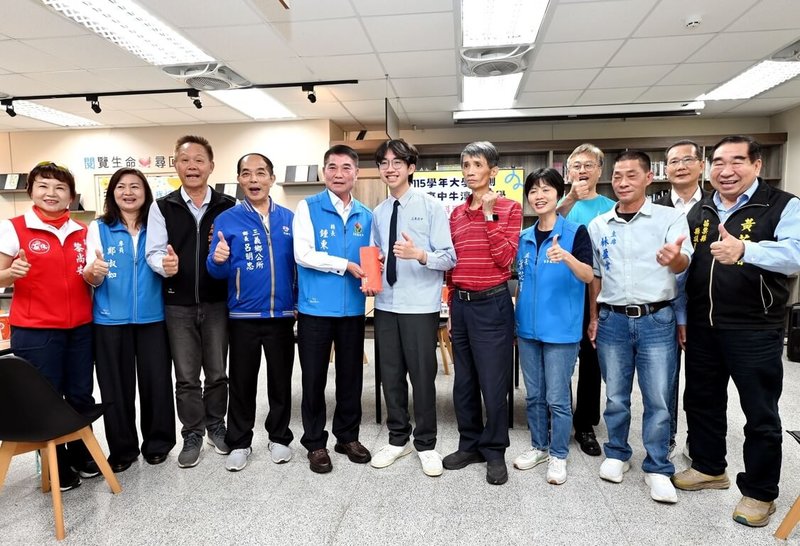 苗栗縣三義高中學生牛淳賦（左6）在115年大學學測拿下5科滿級分，是全縣唯一滿級分學子，也是創校以來第一人。苗栗縣長鍾東錦（左5）2日親自到校頒發獎勵金及企業募款提供大學4年的獎助學金。（苗栗縣政府提供）中央社記者管瑞平傳真　115年3月2日