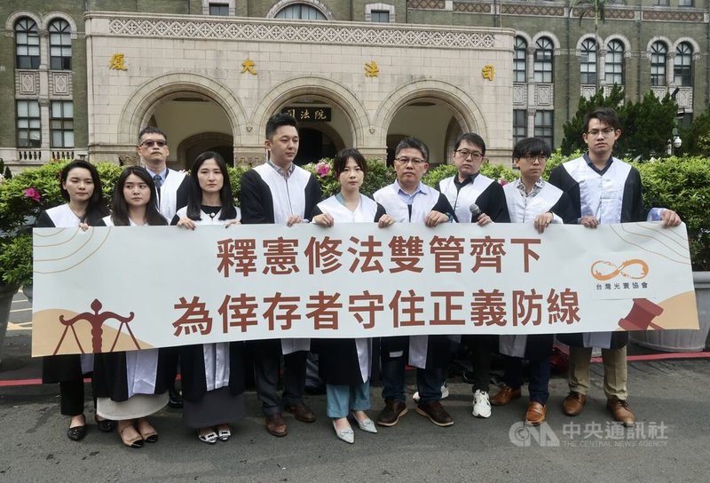 台灣光寰協會與釋憲案律師團2日在台北舉行憲法法庭「兒少性侵案追訴權時效」釋憲案後記者會，呼籲社會各界持續加入「釋憲修法雙管齊下，為倖存者守住正義防線！」連署行動，支持修法未成年不計入追訴權等6大訴求。中央社記者張皓安攝　115年3月2日